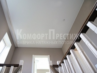 классические натяжные потолки в прихожую 17